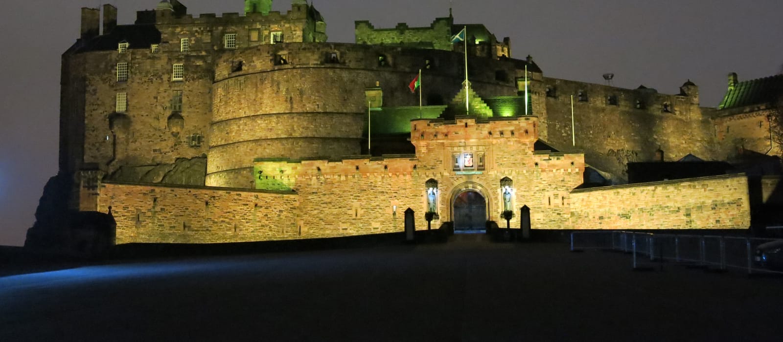 Coach hire in Edinburgh near Edinburgh Castle