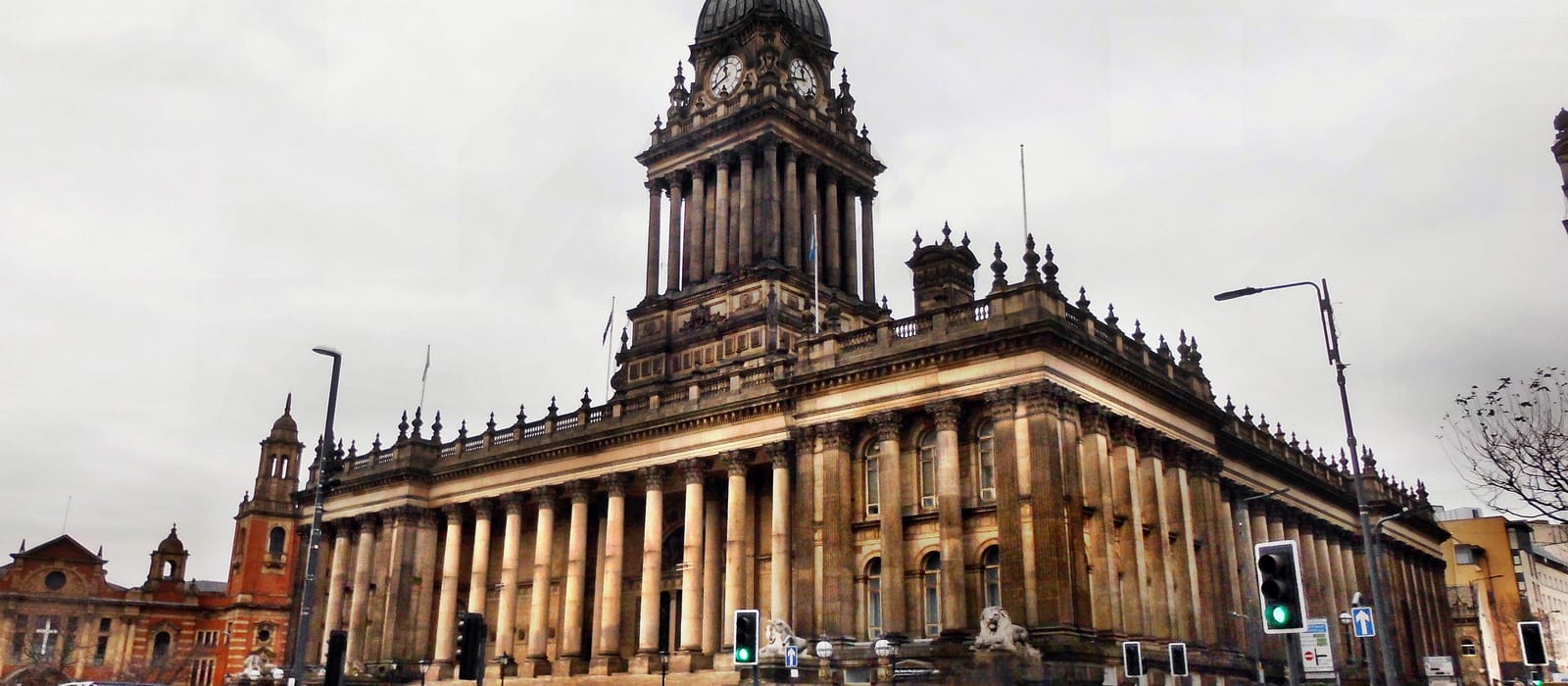 Coach hire in Leeds near Leeds Town Hall