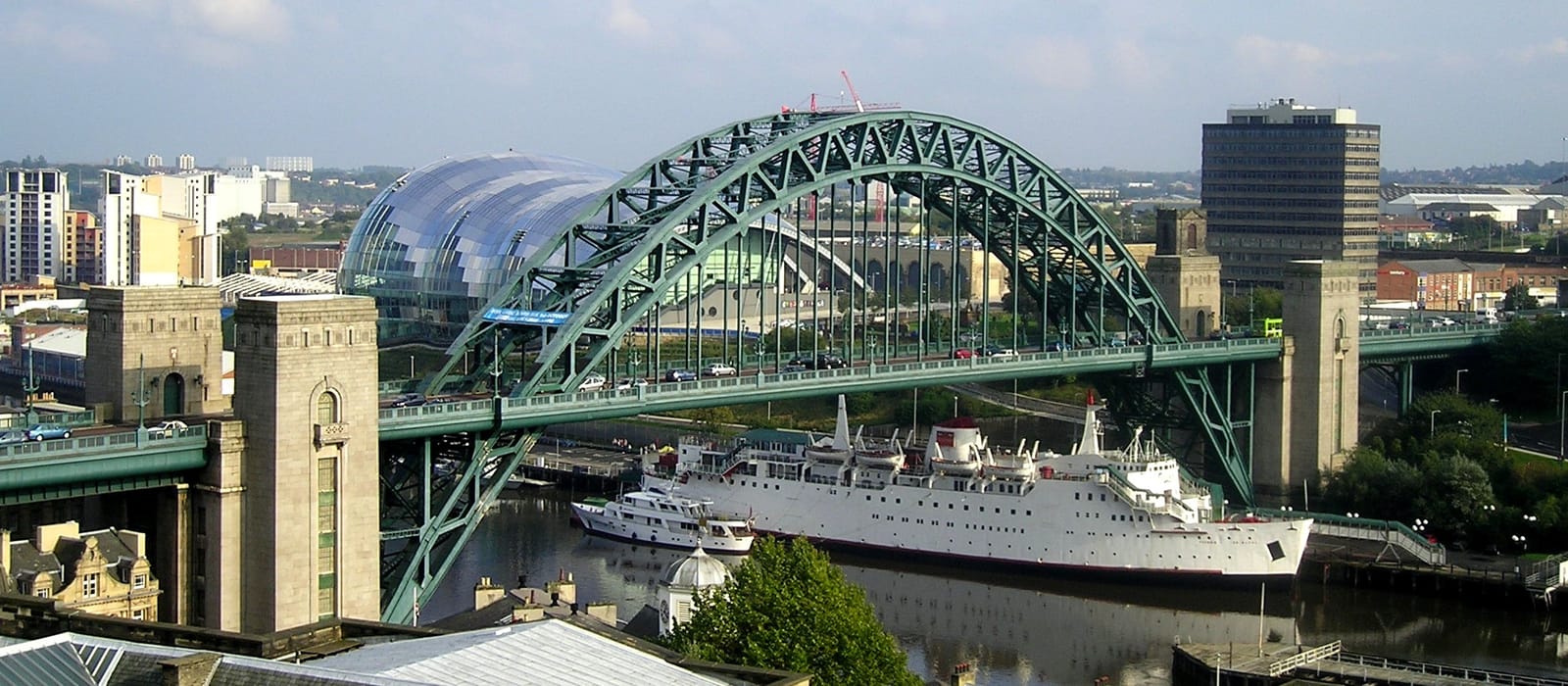 Coach hire in Newcastle upon Tyne near Tyne Bridge